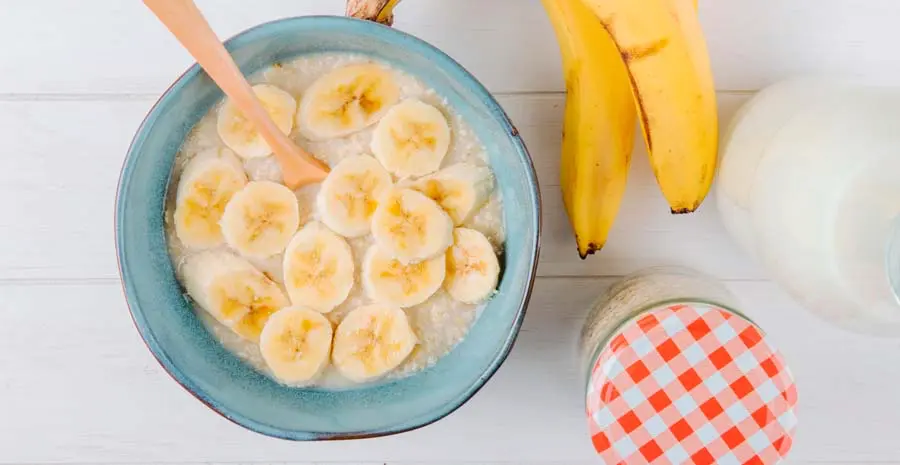 Merienda con kefir, platano y cereales